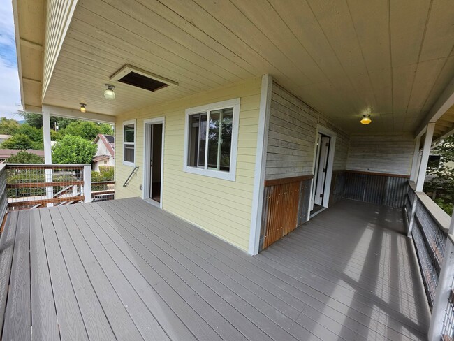 Building Photo - 1146 SW Lee Ln