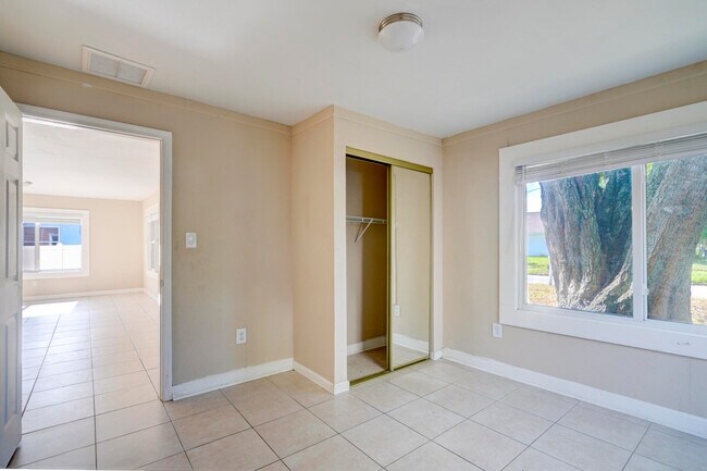 Building Photo - 1204 Easter Ave
