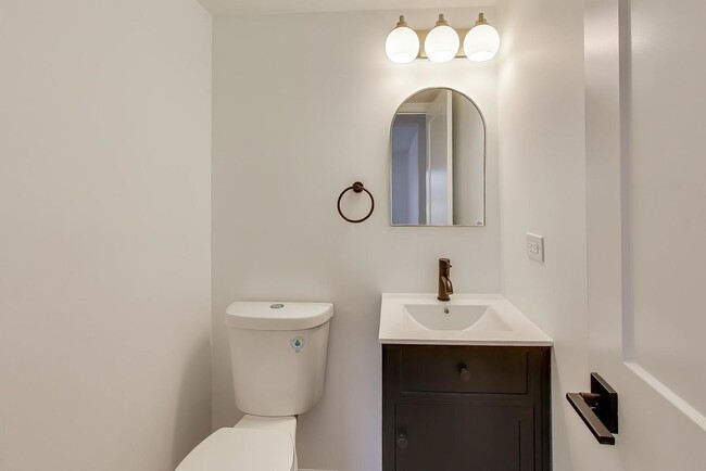 Building Photo - 1834 Jamestown Cir