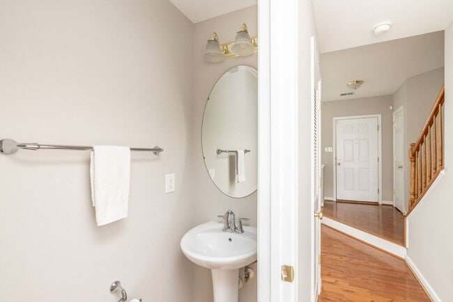 Building Photo - Well-maintained townhouse in Richmond