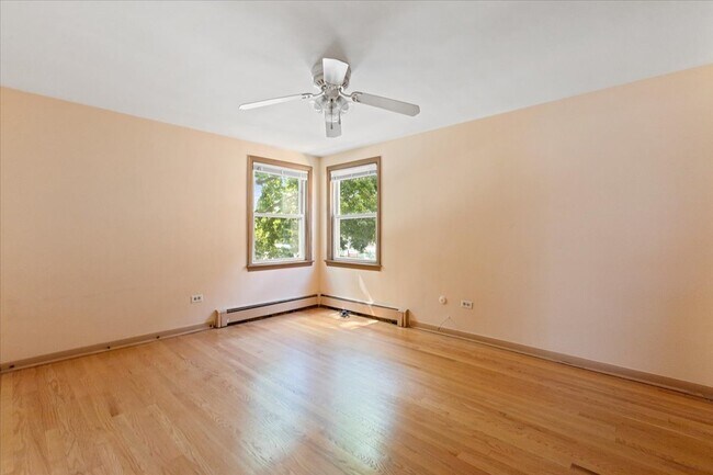 Building Photo - 2650 W Touhy Ave