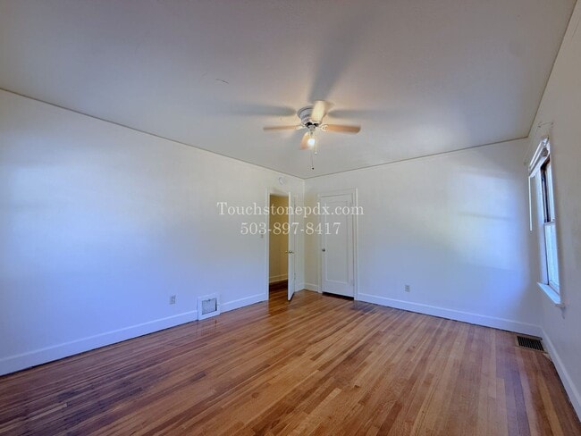 Building Photo - MOVE IN SPECIAL! ONE MONTH FREE! Timeless SE Portland 3 Bed Home w/Backyard, Hardwood Floors, & B...