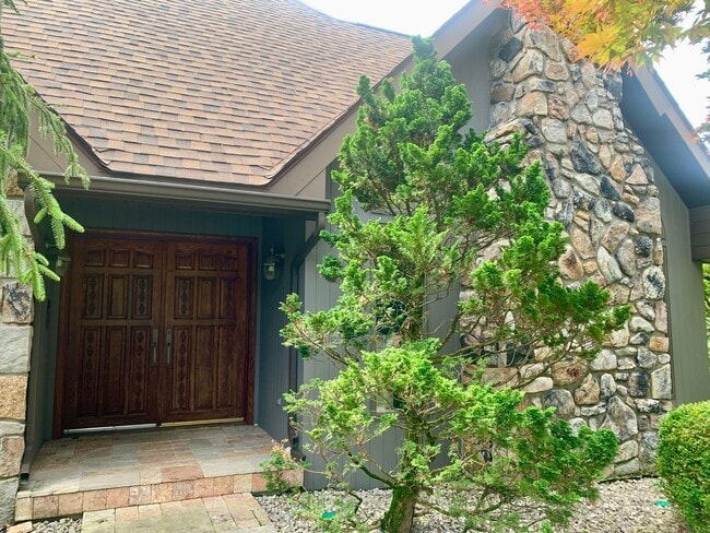 Building Photo - GRAND FIVE BEDROOM HOME