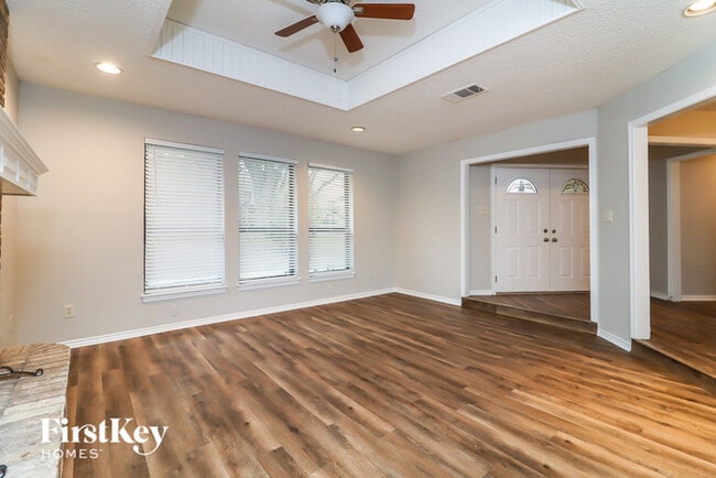 Building Photo - 2102 Greenbriar Ct