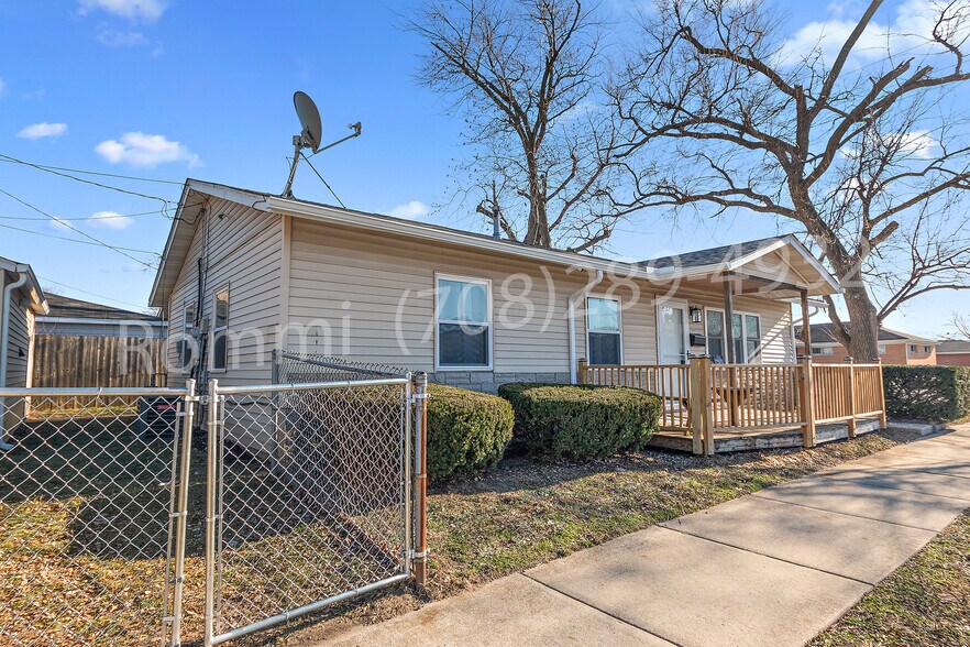 Front - 3631 165th St