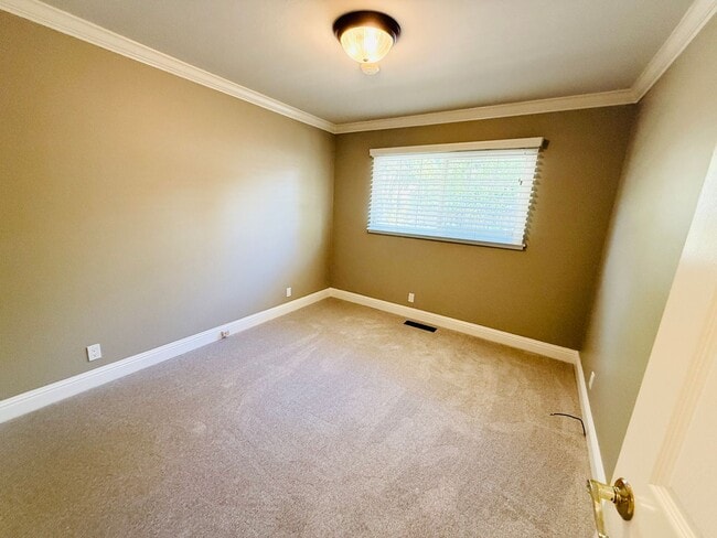 Building Photo - Beautifully Updated 3 Bed 2 Bath Walnut Cr...