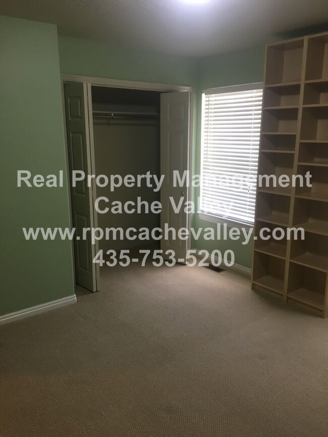 Building Photo - Pet Friendly, 2 br 1.5 bath Town home. Ava...