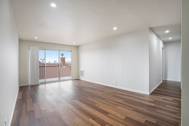 Building Photo - 528 Merritt Ave #305 - 1 bedroom / 1 bathroom