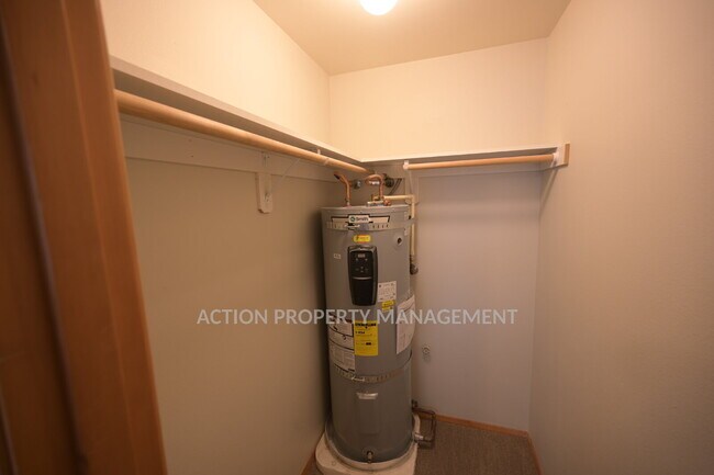 Building Photo - 2 bed 1 bath, top floor apartment in Port Angeles, close to Peninsula College and the Olympic Nat...