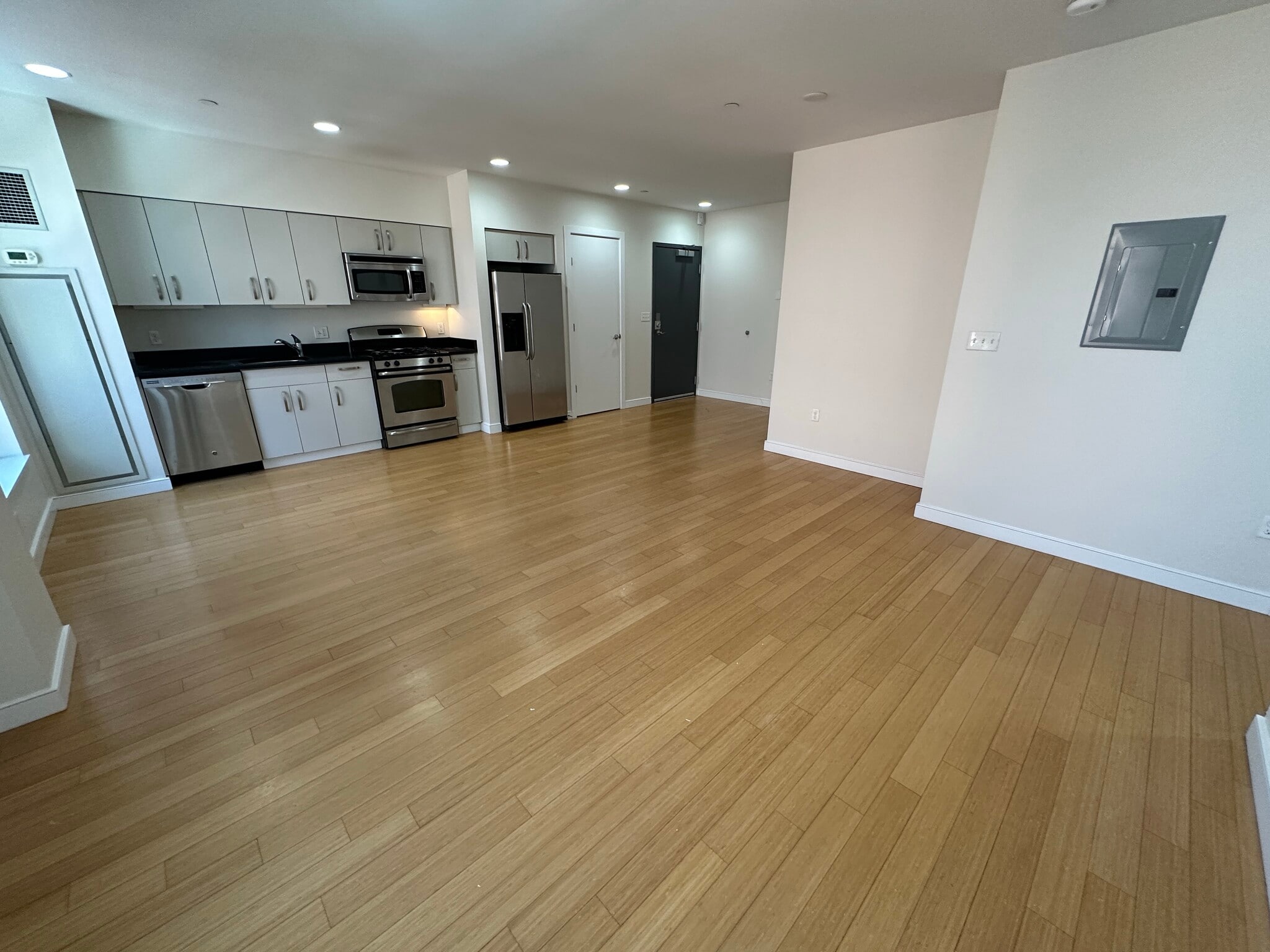 Building Photo - 591 Albany St