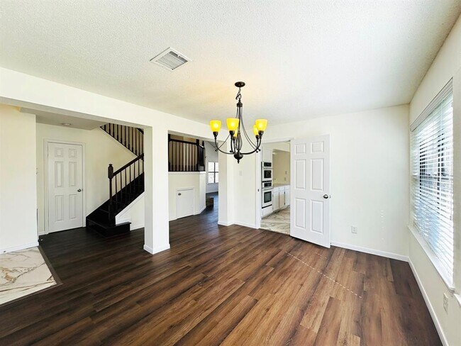 Building Photo - 306 Applewood Dr