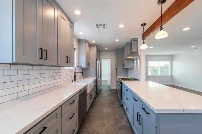 Building Photo - Beautiful Hawthorne Rental In Hollyglen!