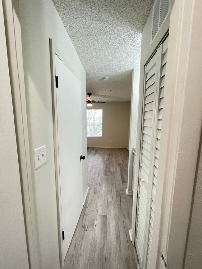 Building Photo - Fully Renovated 1-Bedroom, 1-Bath Condo in...