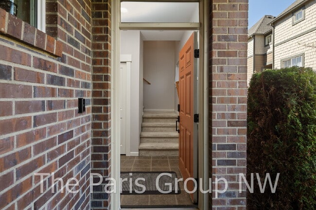 Building Photo - Stylish Model Hm in Issaquah Highlands * Park-Facing, EV Charger, Designer Upgrades & Very Walkable!