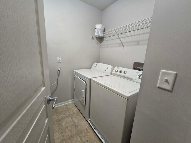Building Photo - 337 Devoe Dr