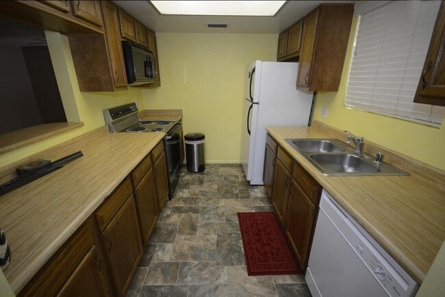 Building Photo - 850 S River Dr