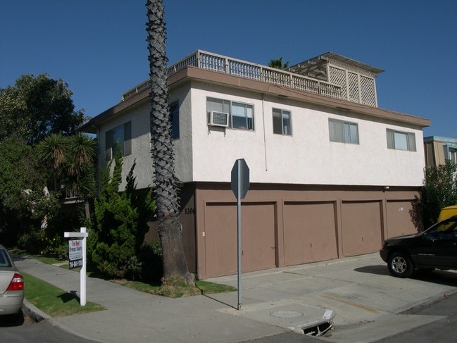 Building Photo - The Walnut Avenue Apartments