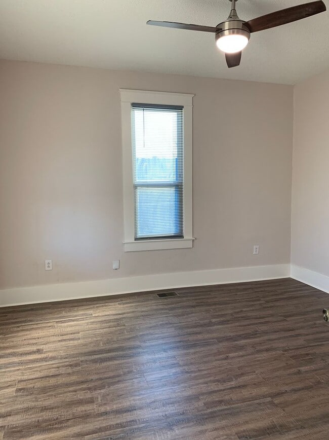 Building Photo - 2 Bed/2 Bath- Newly Renovated!!
