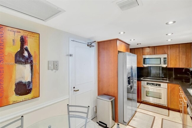 Building Photo - 520 Brickell Key Dr