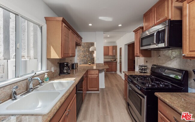 Building Photo - 237 S Doheny Dr