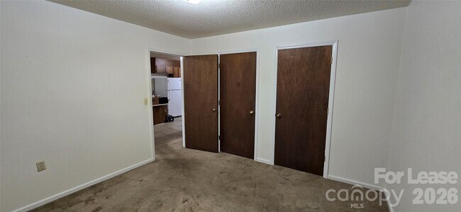 Building Photo - 517 Hickory St