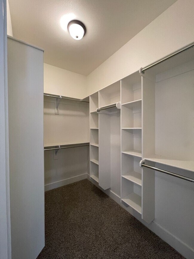 Building Photo - 202 Crestwood Ln