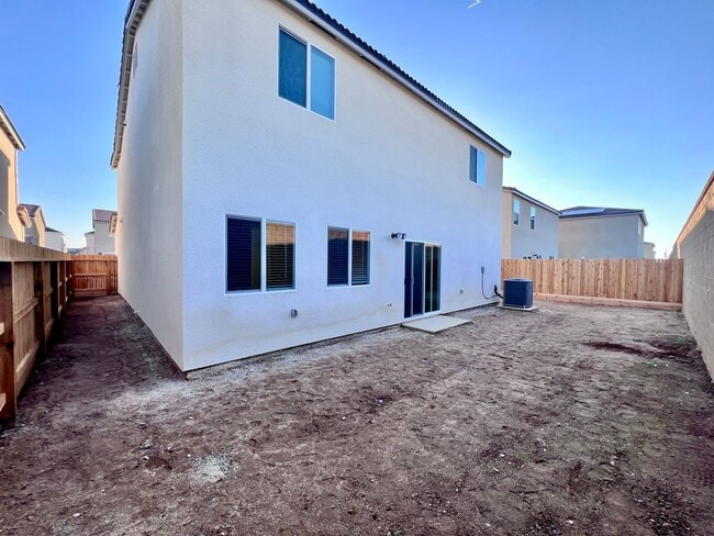 Building Photo - $3,300 Ashlan & Highland, 5 Bedroom House ...