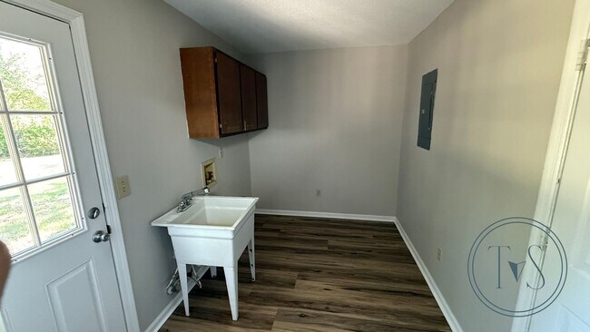 Building Photo - RATE DROP ALERT! (was $2000/month)