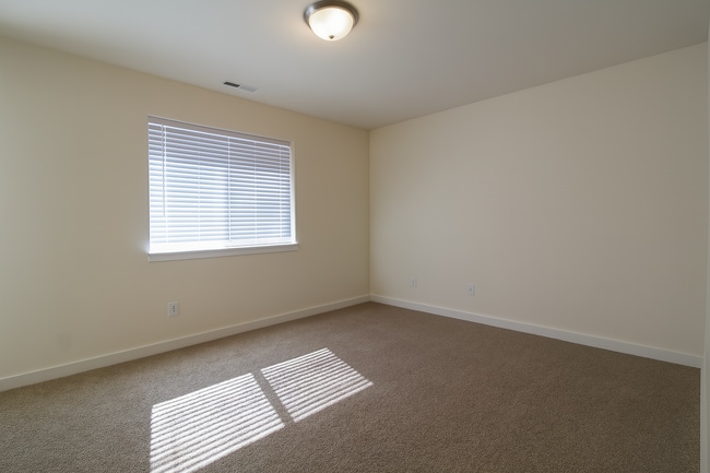 Building Photo - Gorgeous 3x2.5 duplex unit with a fenced b...