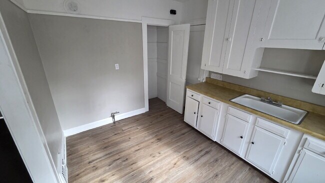 Building Photo - "COMING SOON: 2-Bedroom Duplex with 1026 Sq Ft in Cleveland!"