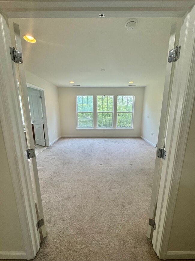 Building Photo - Spacious 3BR/2.5BA Townhome in Desirable B...