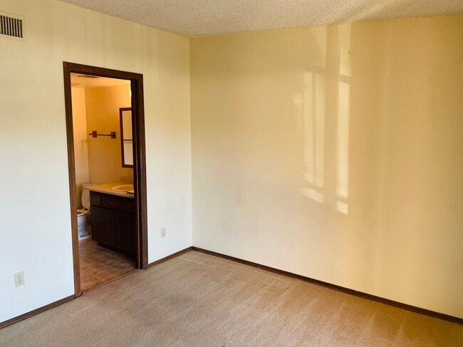 Building Photo - Village of Oak Creek condo.