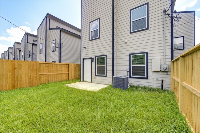 Building Photo - 8155 Tate St