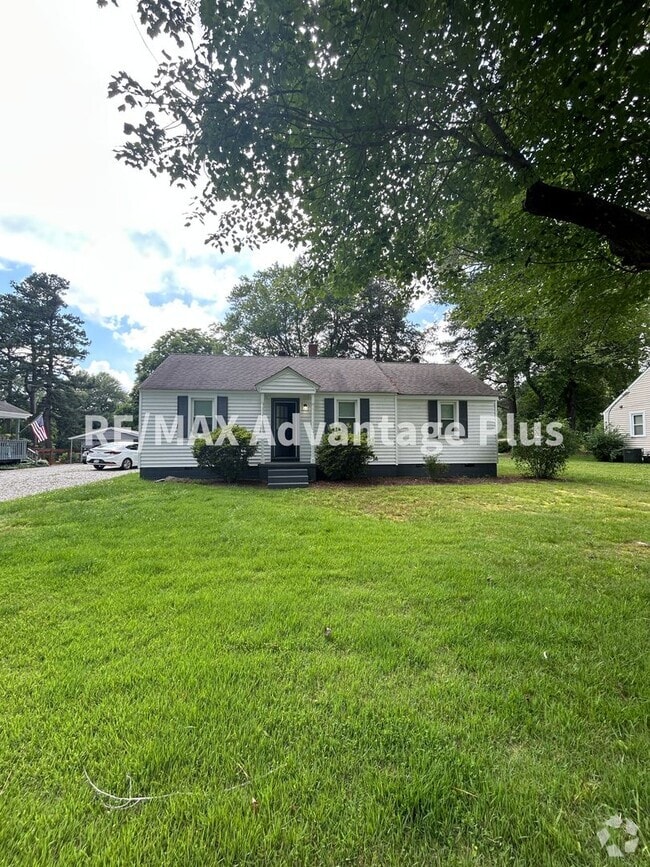 Building Photo - 3-Bedroom Home in Town of Blackstone!