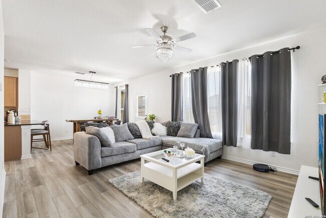 Building Photo - Charming Home Awaits: Spacious & Modern Living in a Prime Location