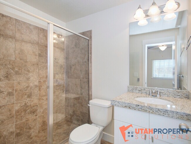 Building Photo - 1807 N Crest Rd