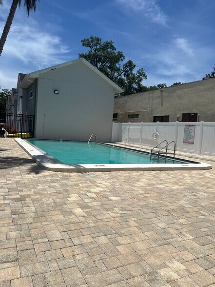 Building Photo - 5653 Townhouse Dr