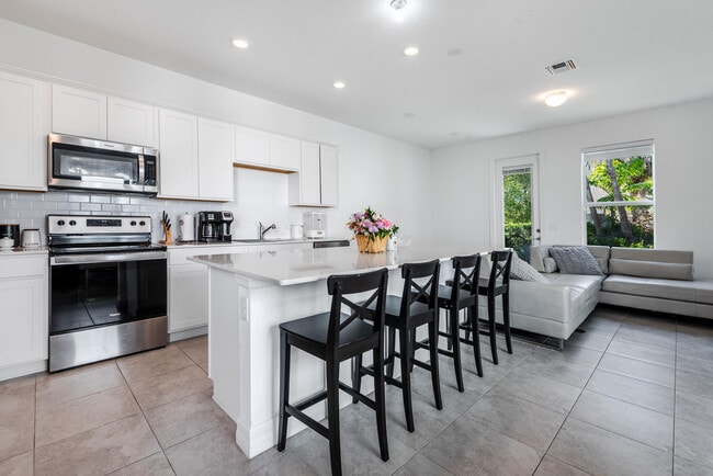 Building Photo - 6082 Carre Wy