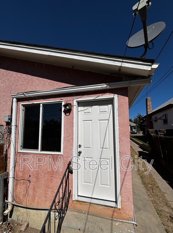 Building Photo - 910 E 9th St
