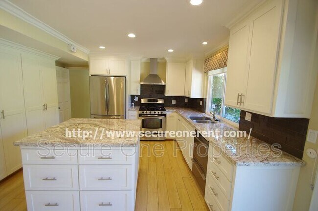 Building Photo - 5827 Fairhaven Ave