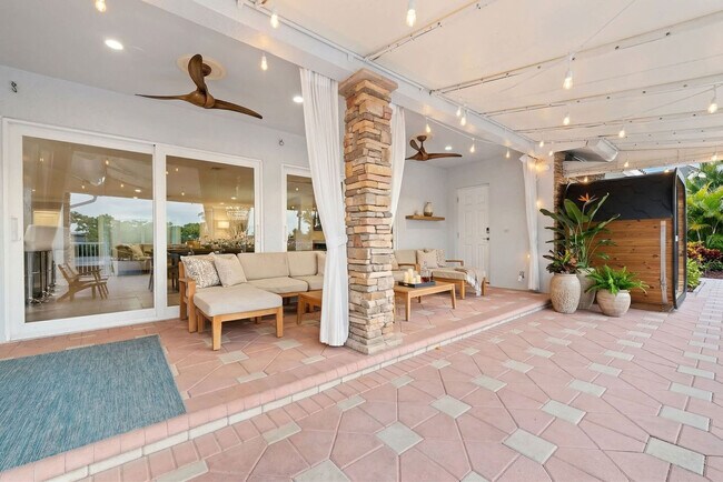 Building Photo - 5841 Bayview Dr