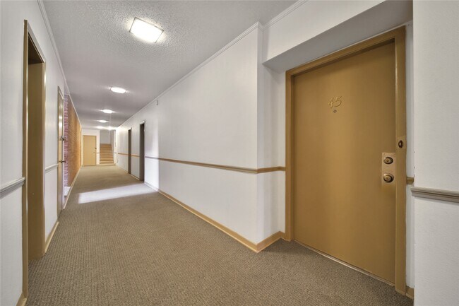 Building Photo - 2822 Briarhurst Dr