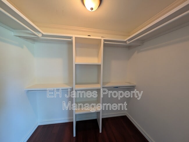Building Photo - 4626 S Maplewood Ave