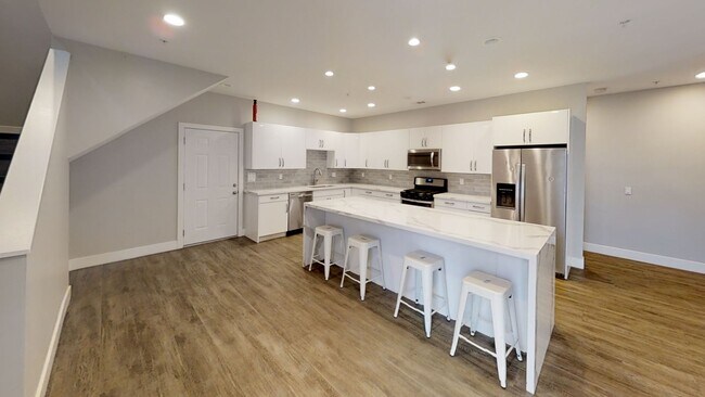 Building Photo - 7BD/5BA, LOTS of Parking!! (Lease out, pen...