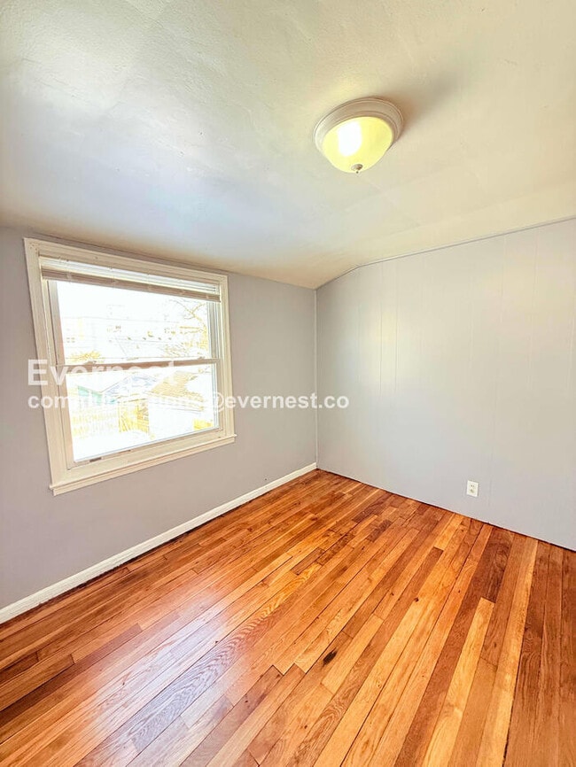 Building Photo - 2 Bed/1 Bath Home with Laundry Hookups / Pet-Friendly / Vouchers Accepted / Available Now!