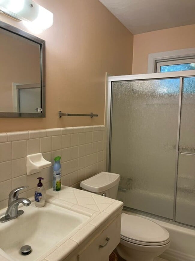 Building Photo - Charming 4 Bed 2.5 Bath Home With Nice Woo...