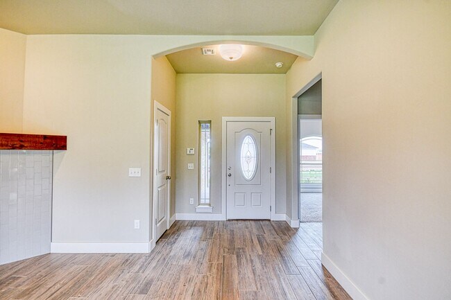 Building Photo - 1016 E Jackrabbit Ln