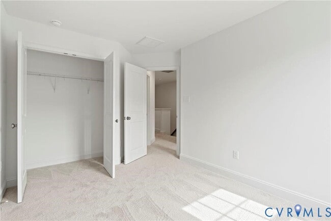 Building Photo - 13800 Village View Dr