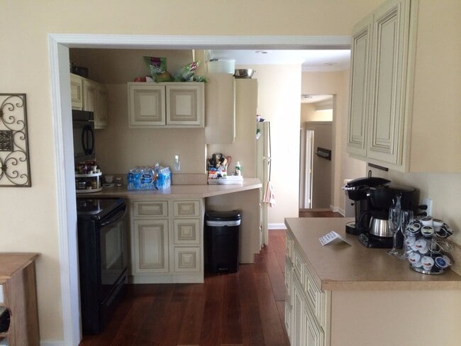 Building Photo - Updated 3bed / 3bath farmhouse.  Nice Loca...
