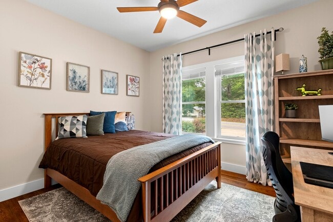 Building Photo - Spacious and Inviting - Beautifully-Mainta...